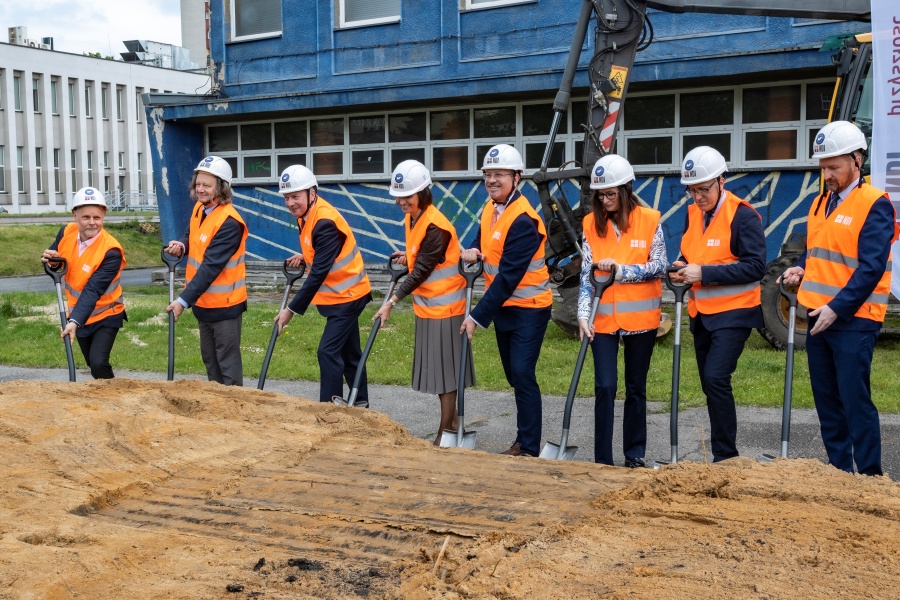 wbicie łopaty pod centrum chemii