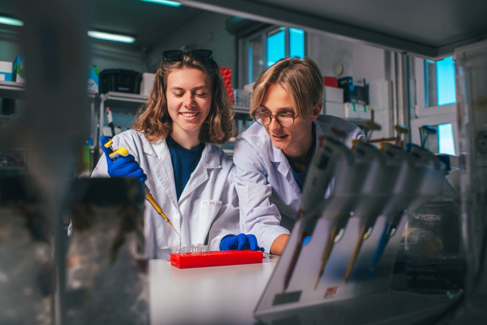 Studenci w laboratorium, w trakcie przeprowadzania eksperymentu